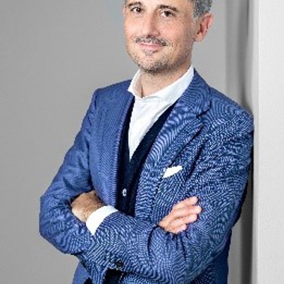 Herr Dr. Claudio Arturo Herr Dr. Claudio Arturo