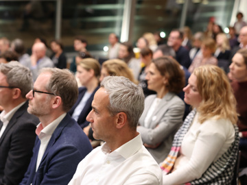 Web251112katharinaschiffl 4610